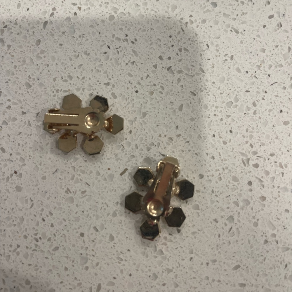Vintage clip on earrings - Picture 2 of 2